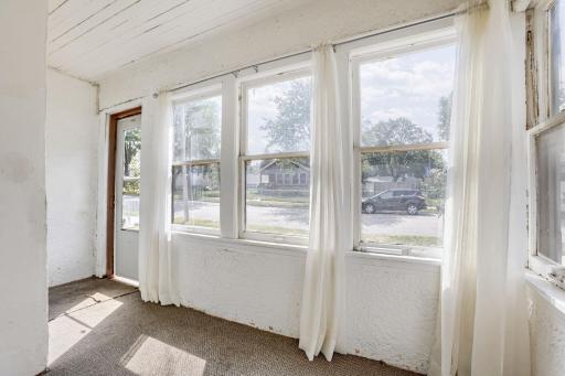 2922 N Sheridan Ave - Web Quality - 010 - 10 Sunroom.jpg