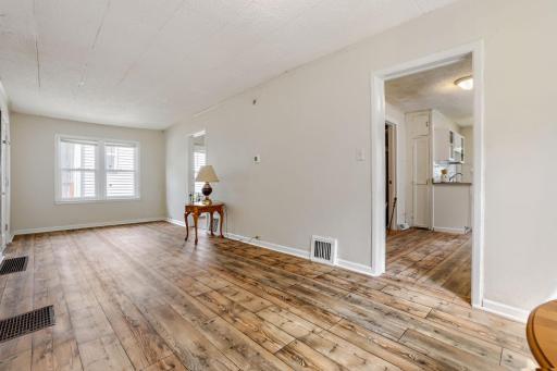 2922 N Sheridan Ave - Web Quality - 004 - 05 Living Room.jpg