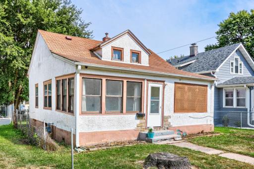 2922 N Sheridan Ave - Web Quality - 002 - 02 Exterior Front.jpg