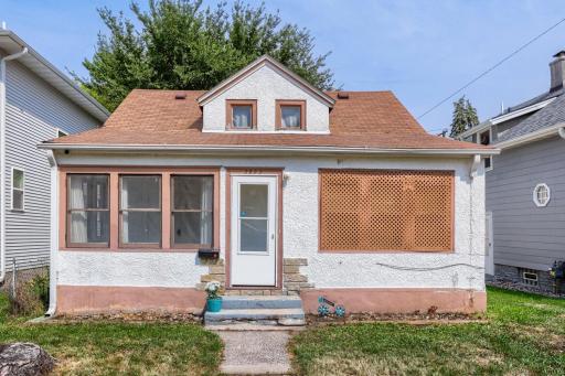 2922 N Sheridan Ave - Web Quality - 001 - 01 Exterior Front.jpg
