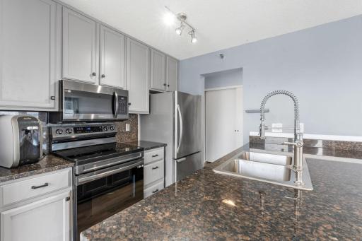 32-web-or-mls-433 S 7th St 1801-31.jpg