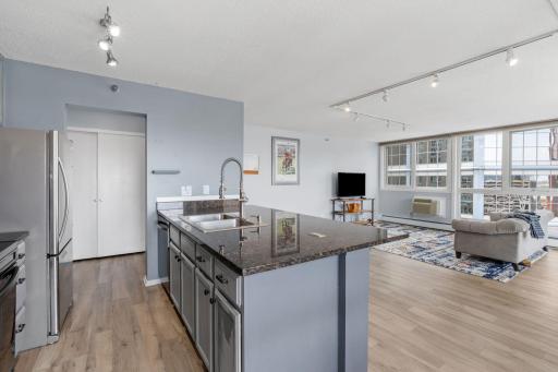 31-web-or-mls-433 S 7th St 1801-30.jpg
