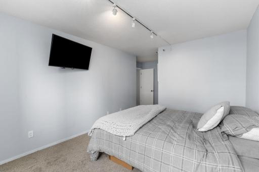 38-web-or-mls-433 S 7th St 1801-37.jpg