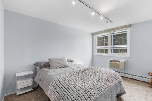 36-web-or-mls-433 S 7th St 1801-35.jpg