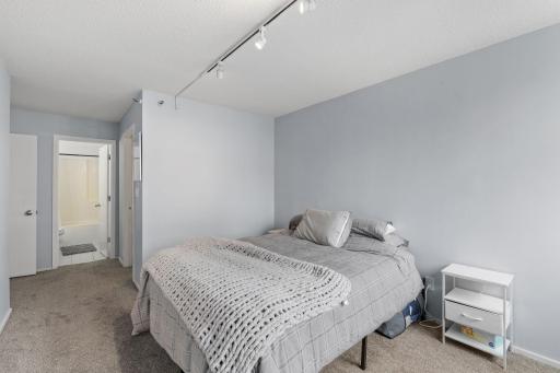 37-web-or-mls-433 S 7th St 1801-36.jpg