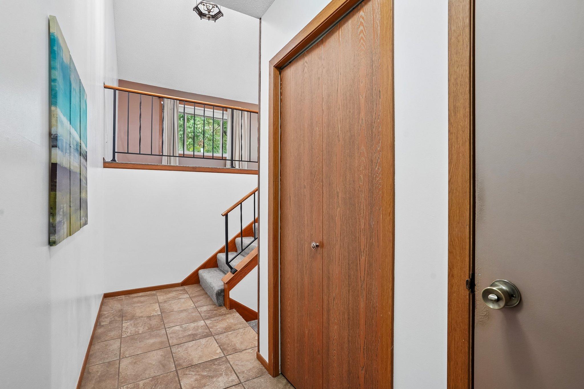 6-web-or-mls-Whispering River Ln-S0409-006.jpg
