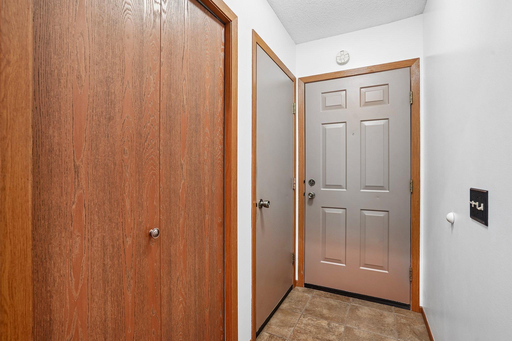 5-web-or-mls-Whispering River Ln-S0409-005.jpg