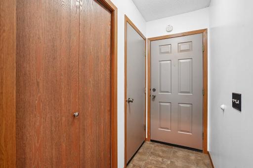 5-web-or-mls-Whispering River Ln-S0409-005.jpg