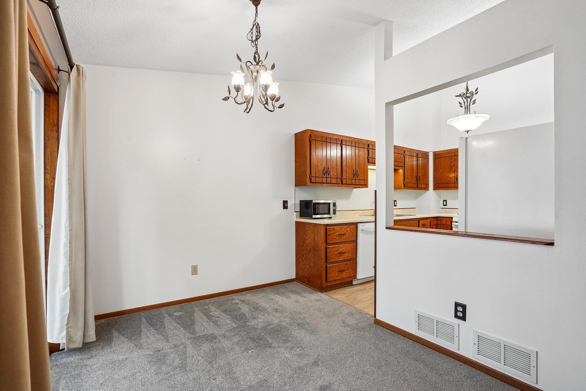 12-web-or-mls-Whispering River Ln-S0409-012.jpg