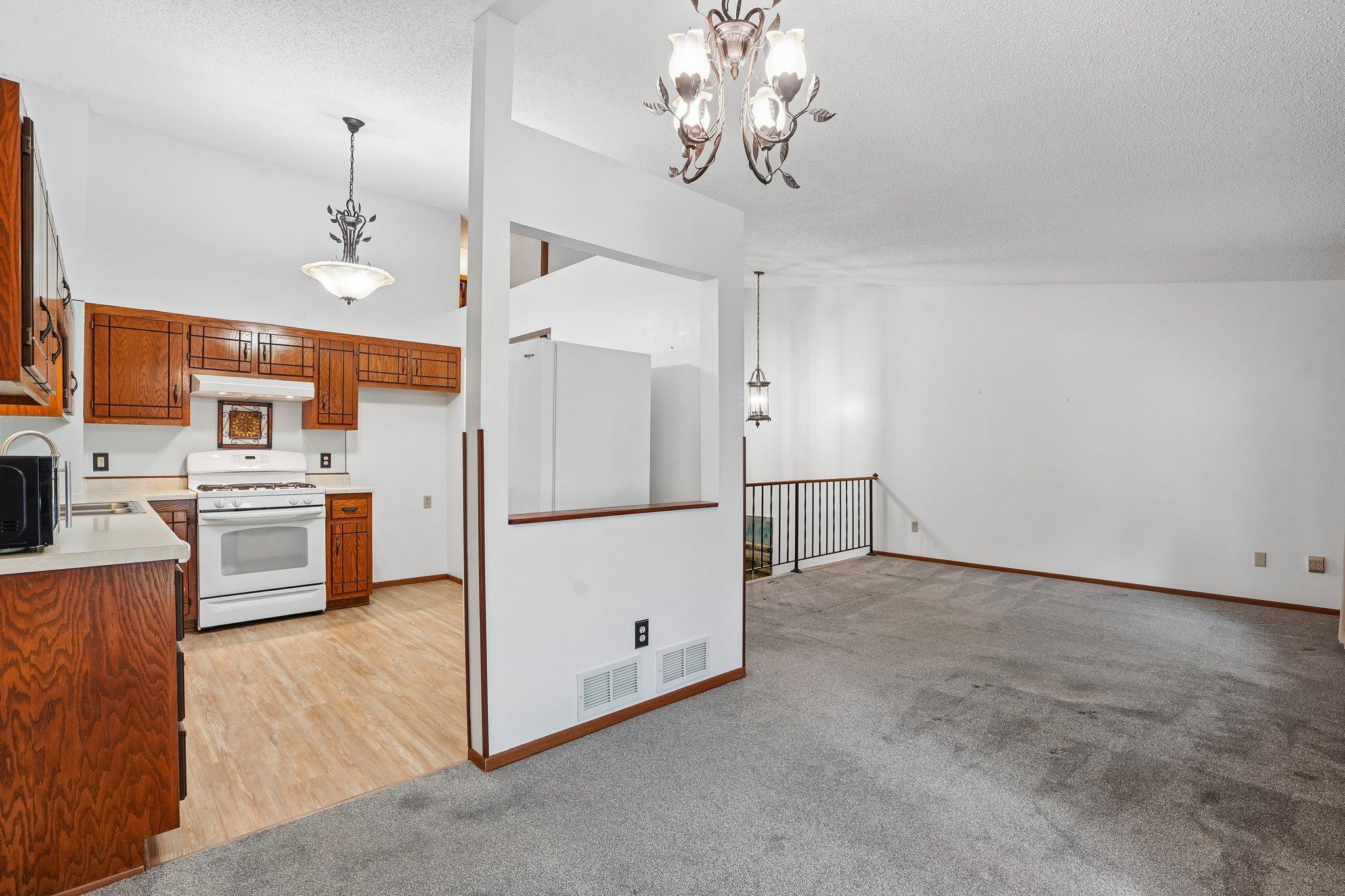 13-web-or-mls-Whispering River Ln-S0409-013.jpg