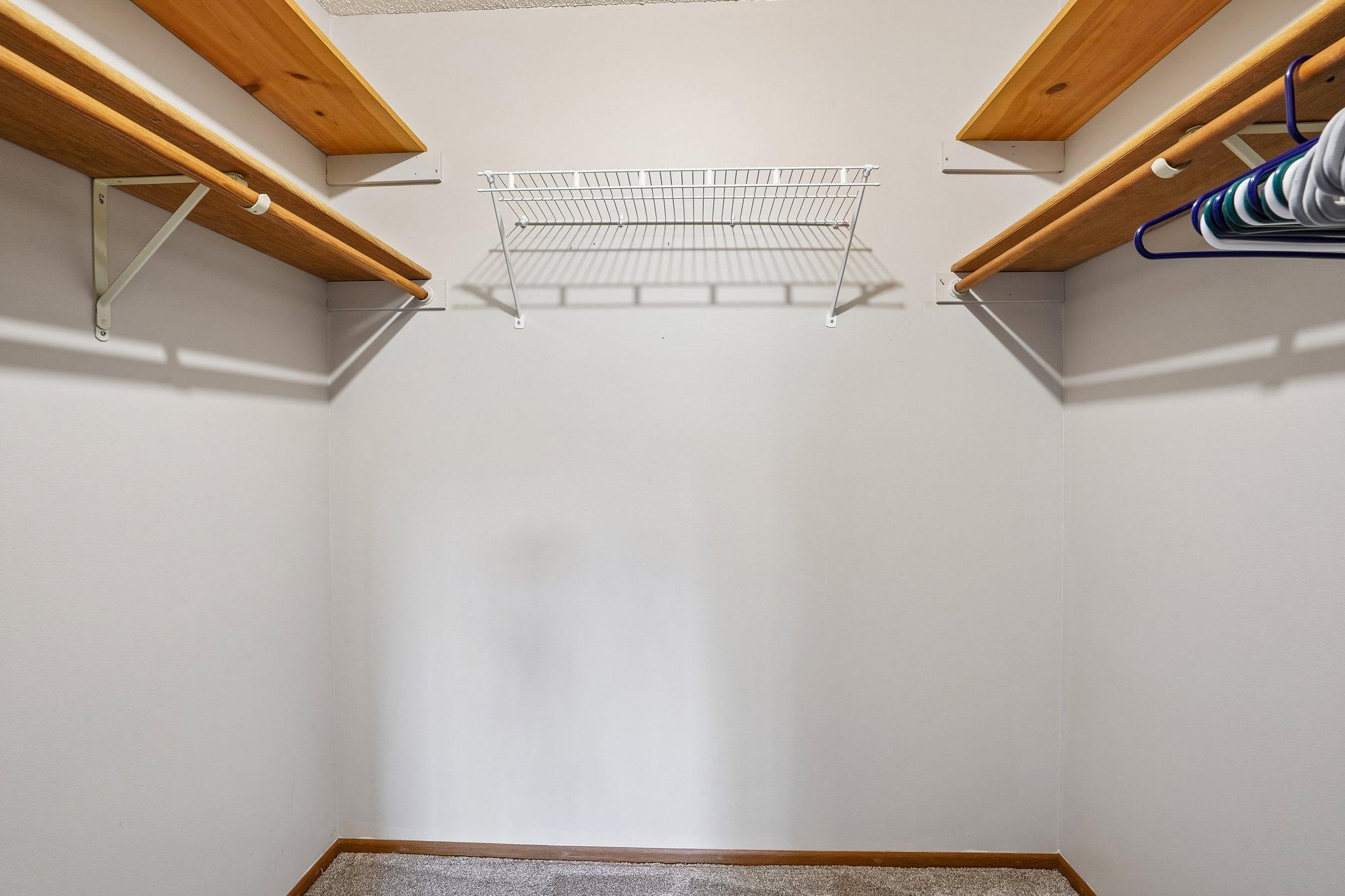 27-web-or-mls-Whispering River Ln-S0409-027.jpg