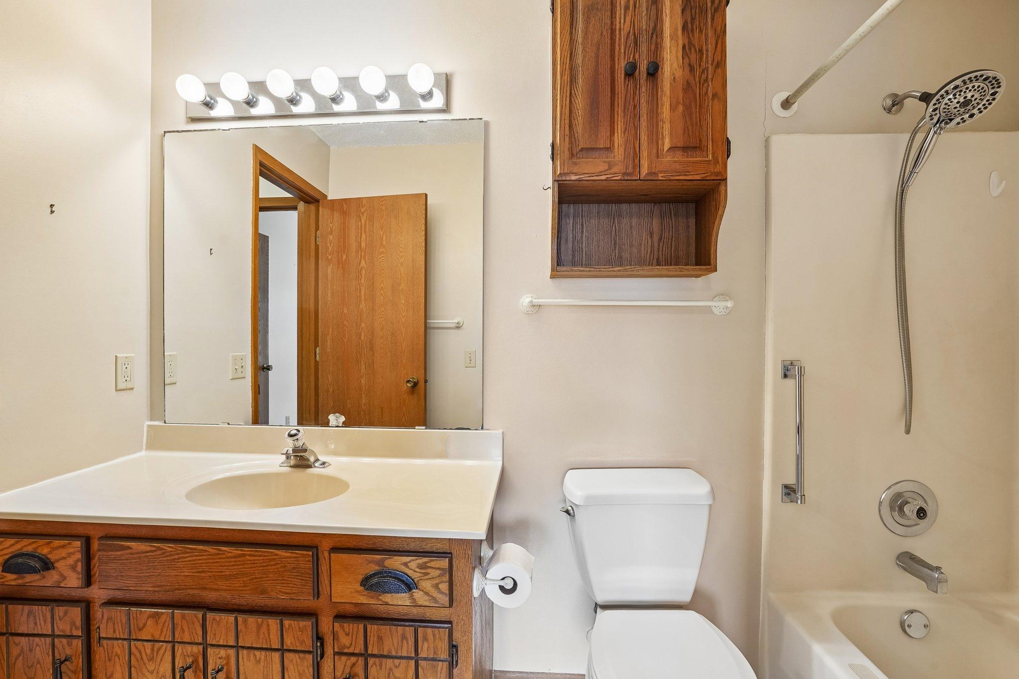 20-web-or-mls-Whispering River Ln-S0409-020.jpg