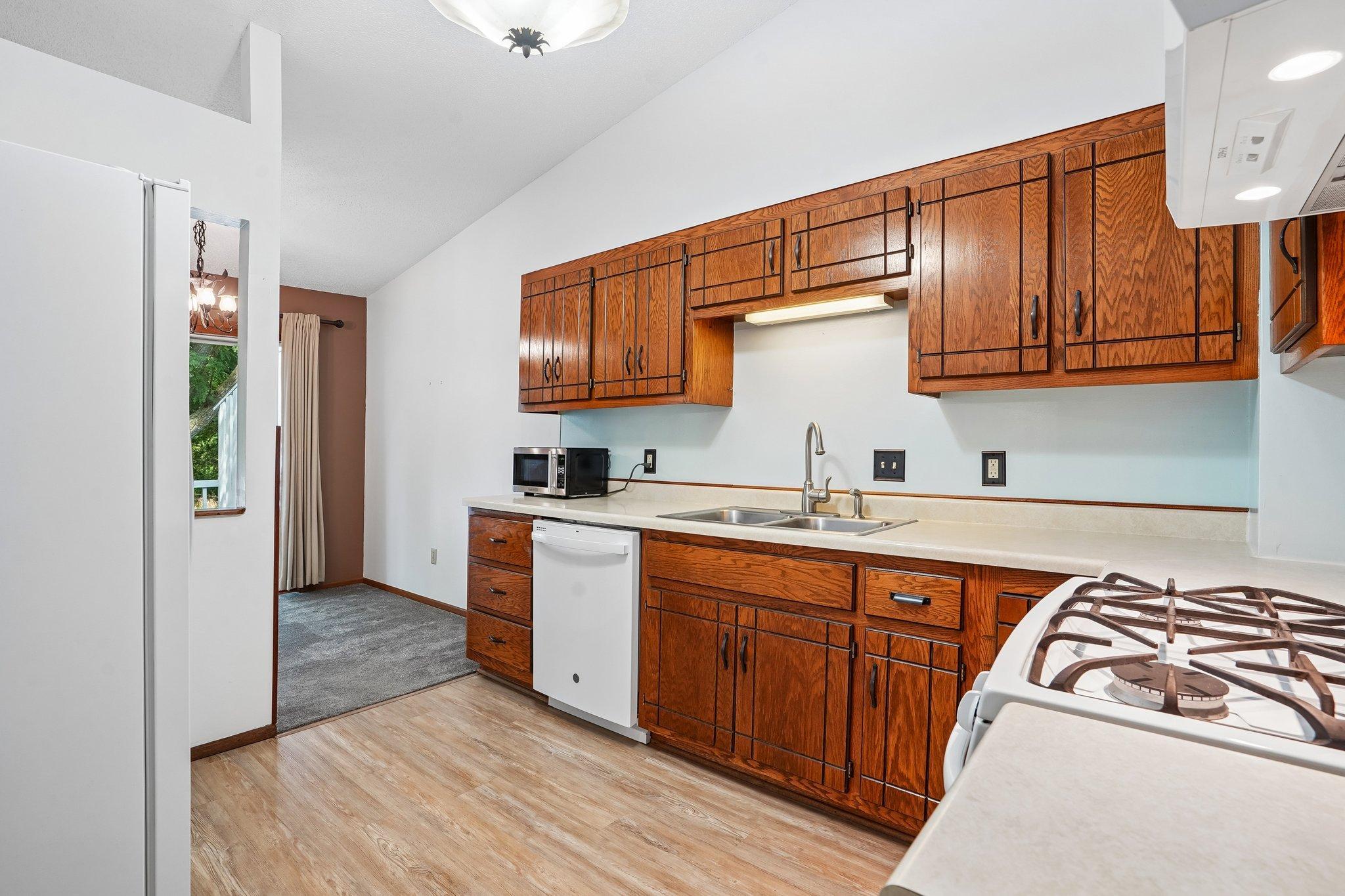18-web-or-mls-Whispering River Ln-S0409-018.jpg