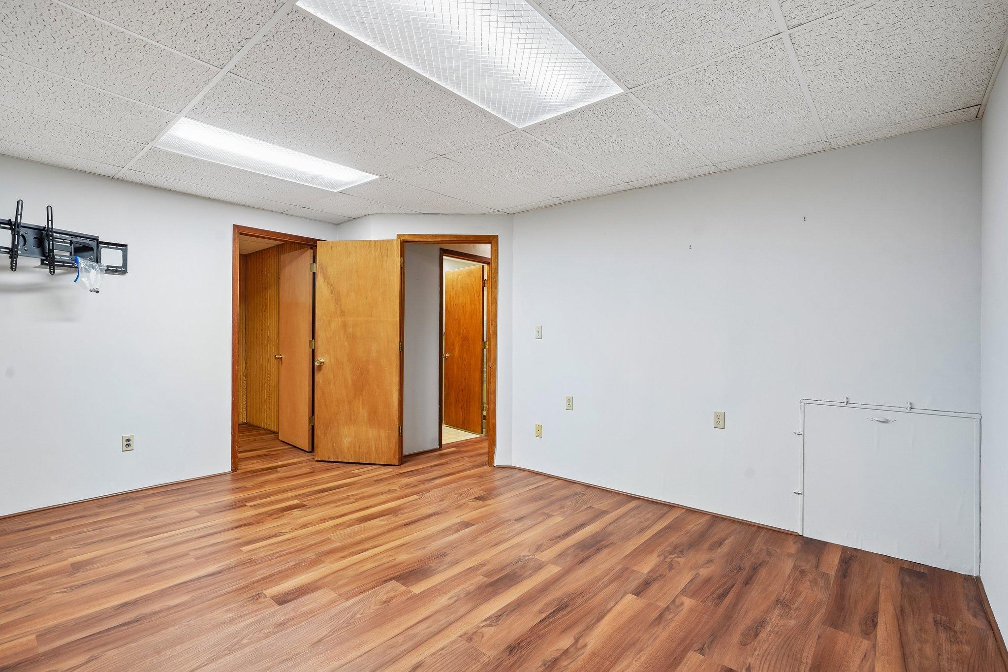 32-web-or-mls-Whispering River Ln-S0409-032.jpg