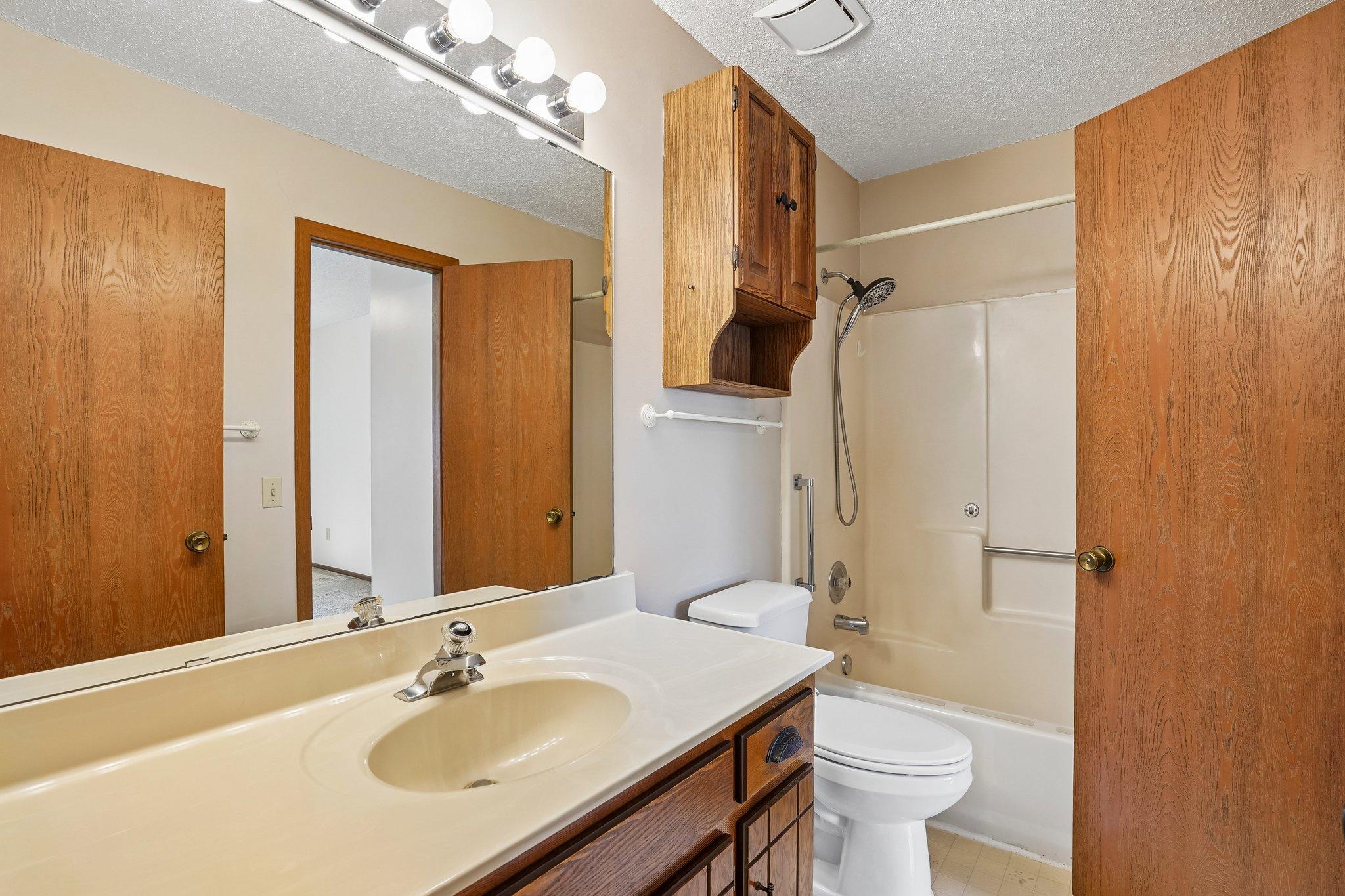 19-web-or-mls-Whispering River Ln-S0409-019.jpg