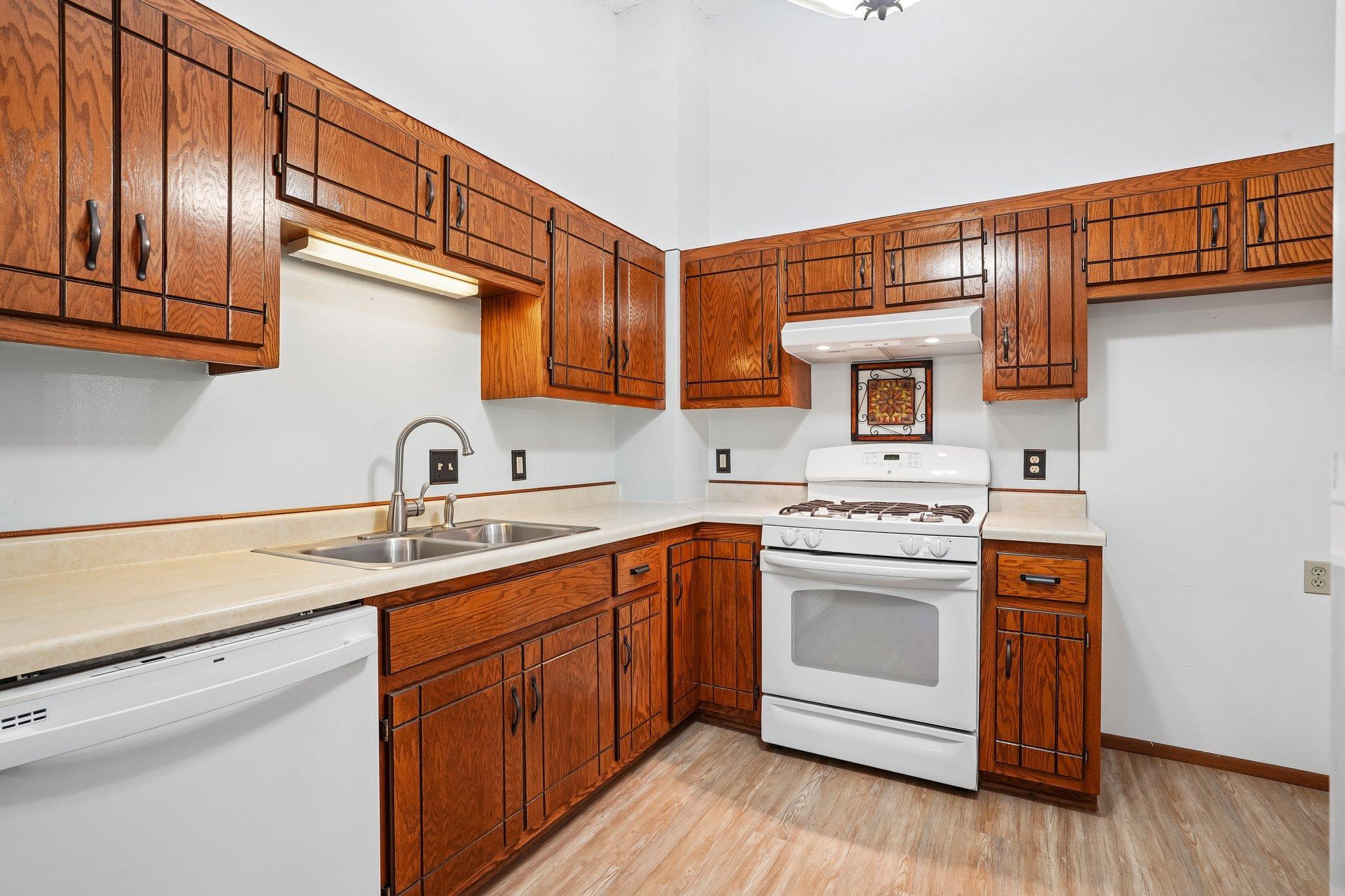 16-web-or-mls-Whispering River Ln-S0409-016.jpg