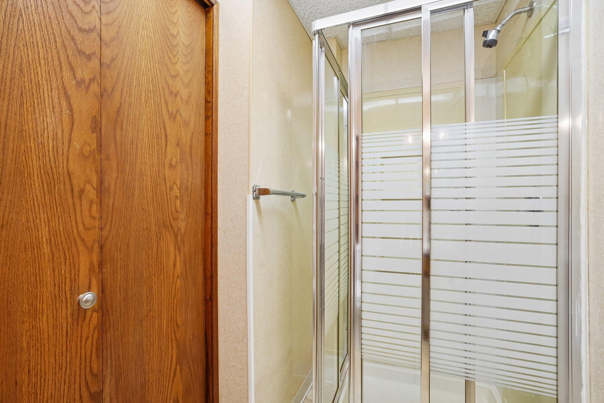 29-web-or-mls-Whispering River Ln-S0409-029.jpg