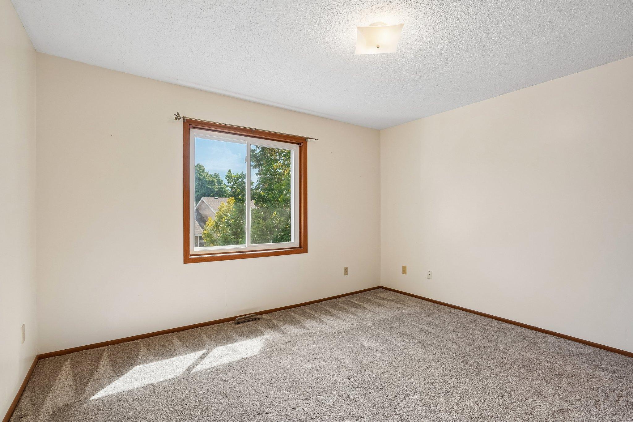 22-web-or-mls-Whispering River Ln-S0409-022.jpg