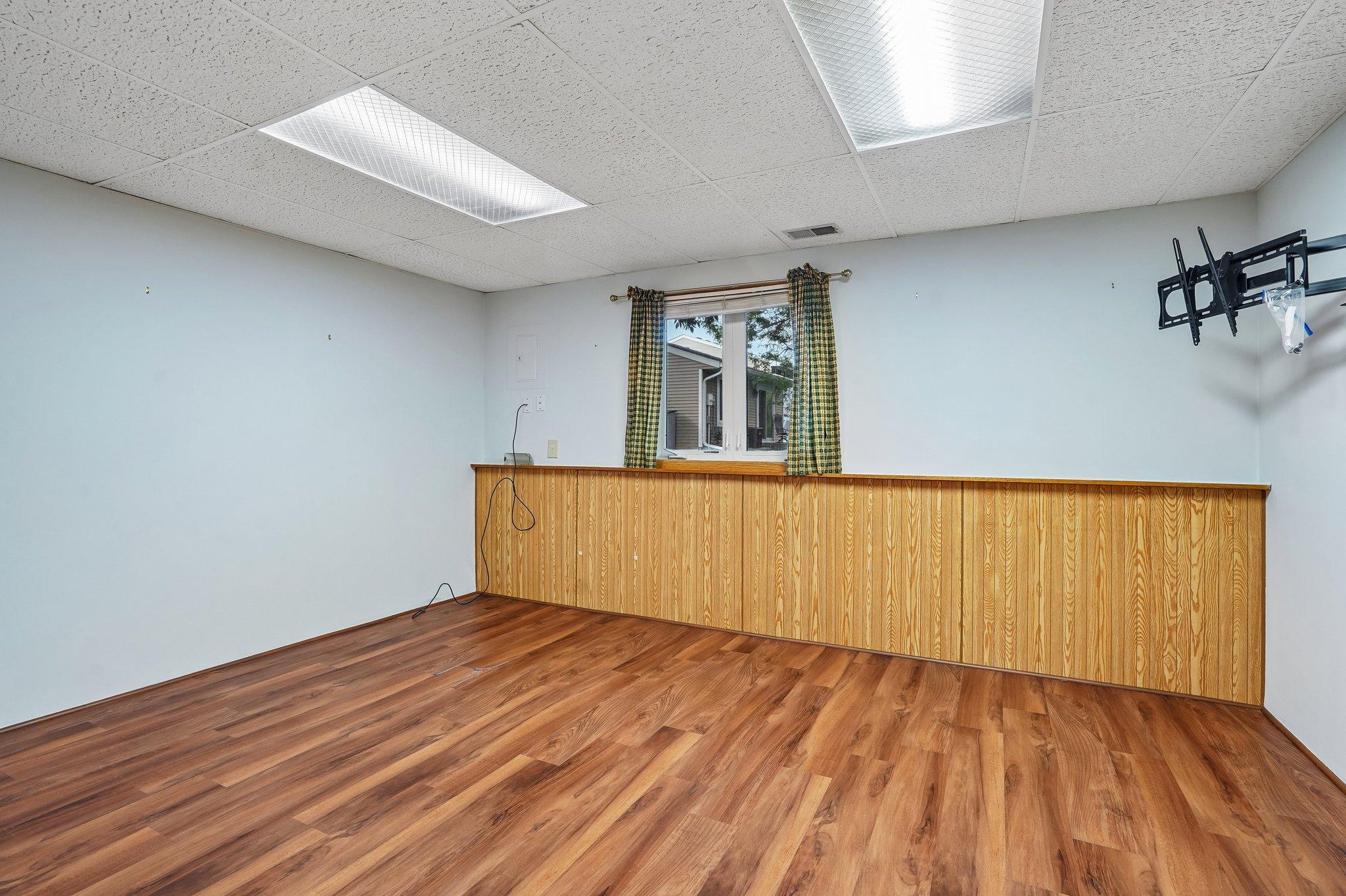 30-web-or-mls-Whispering River Ln-S0409-030.jpg