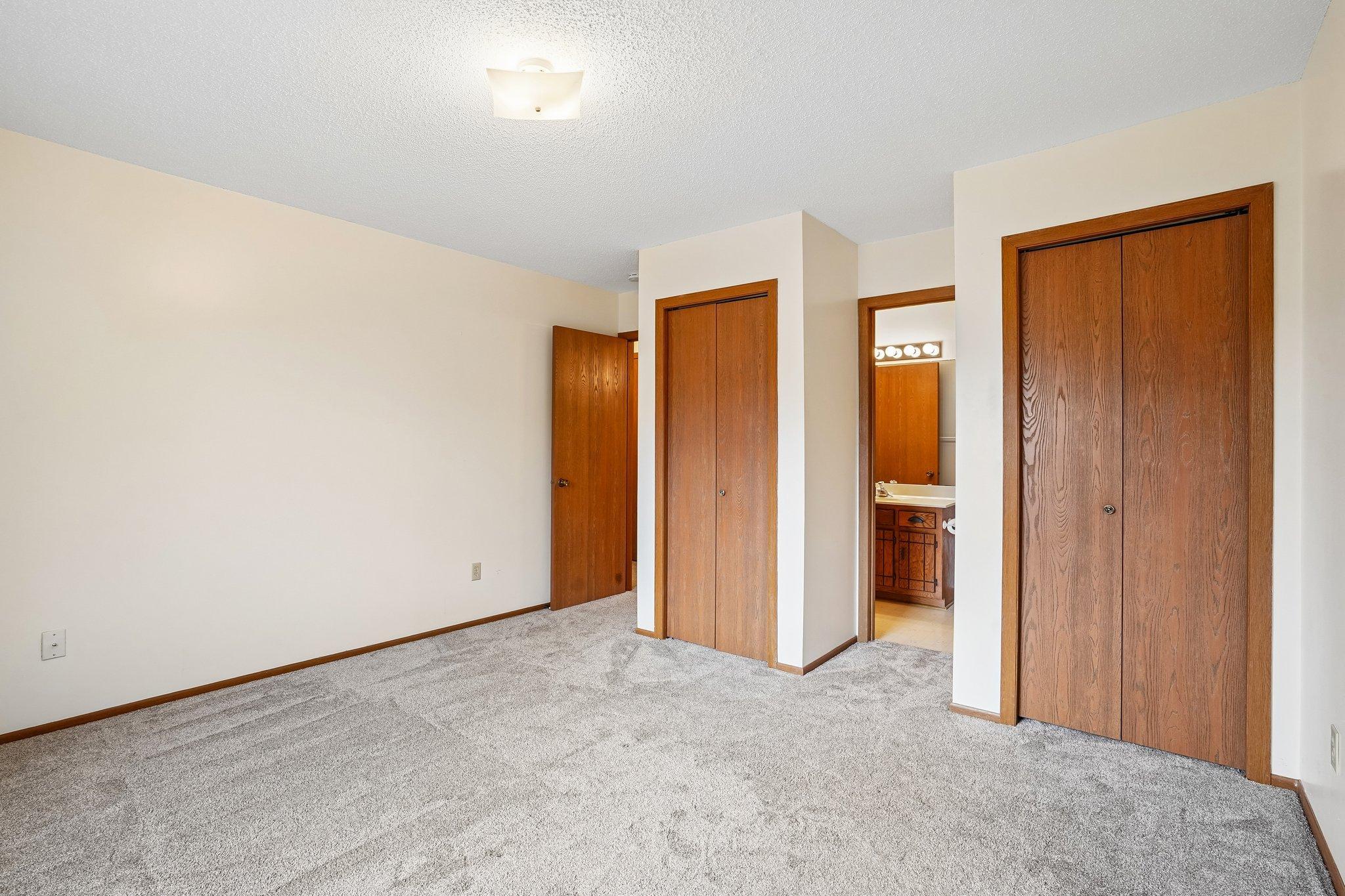 23-web-or-mls-Whispering River Ln-S0409-023.jpg