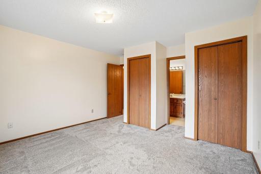23-web-or-mls-Whispering River Ln-S0409-023.jpg