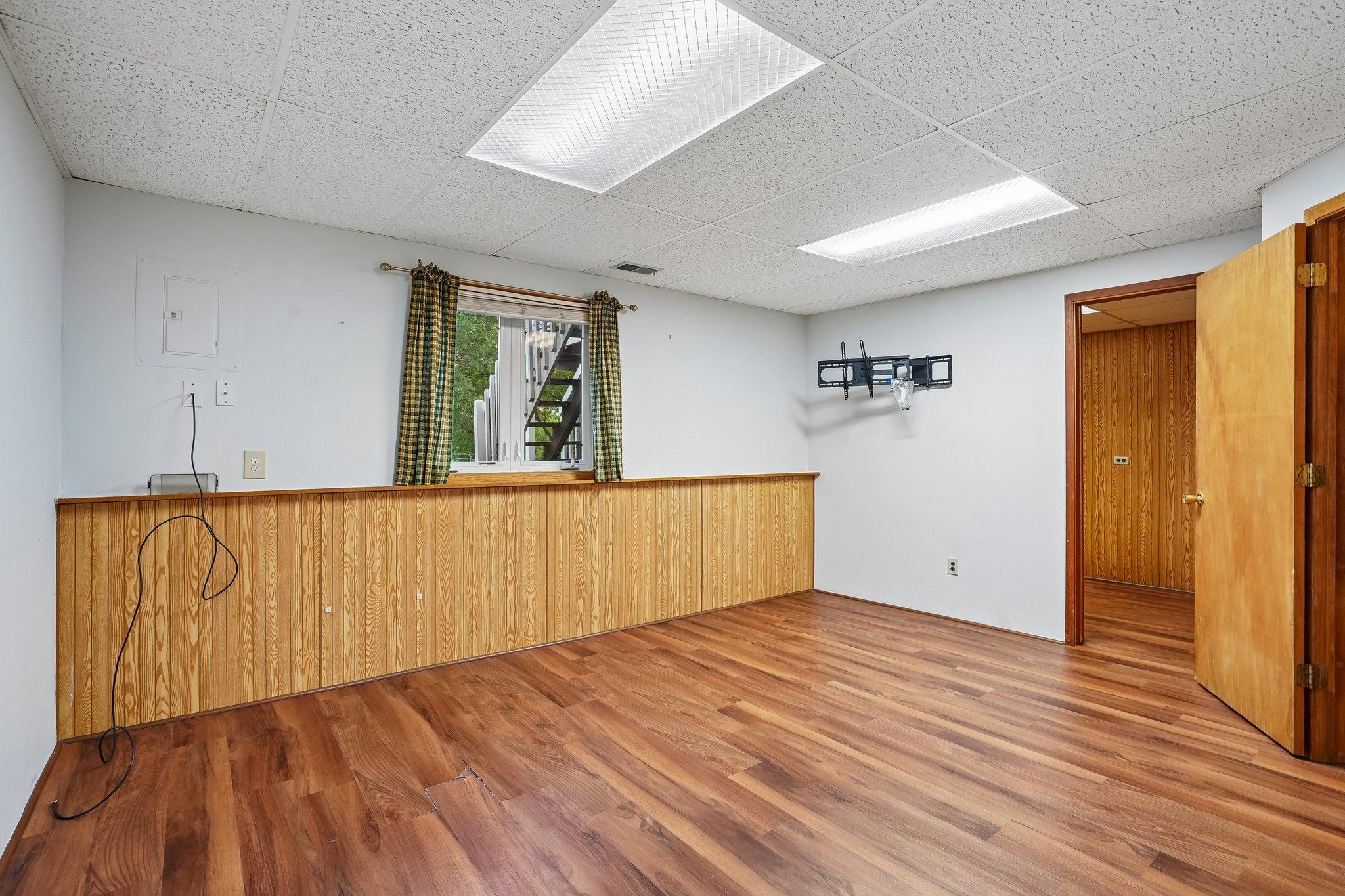 31-web-or-mls-Whispering River Ln-S0409-031.jpg