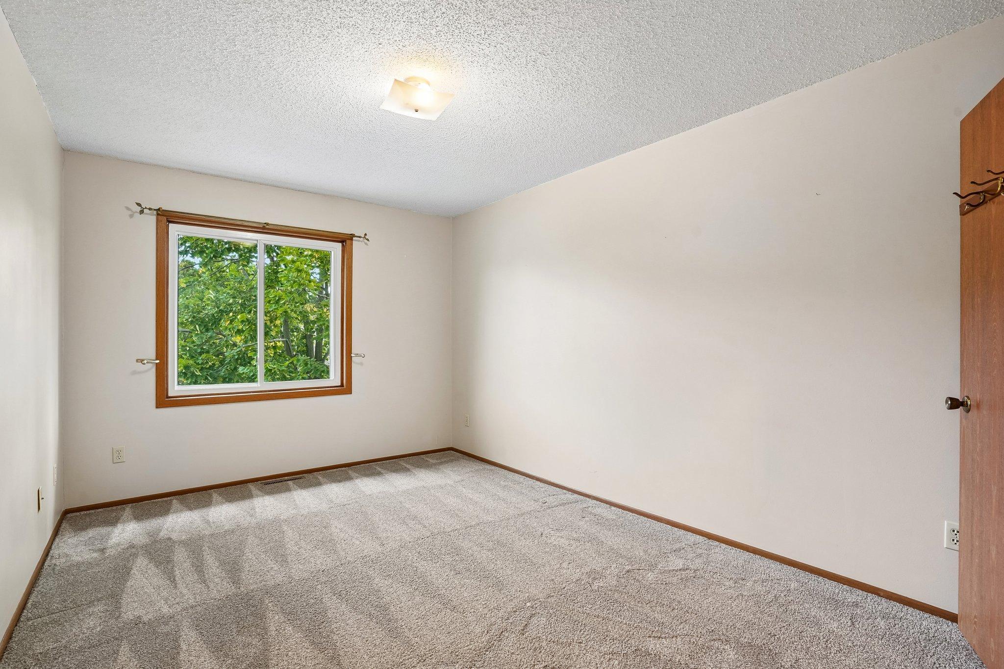 25-web-or-mls-Whispering River Ln-S0409-025.jpg