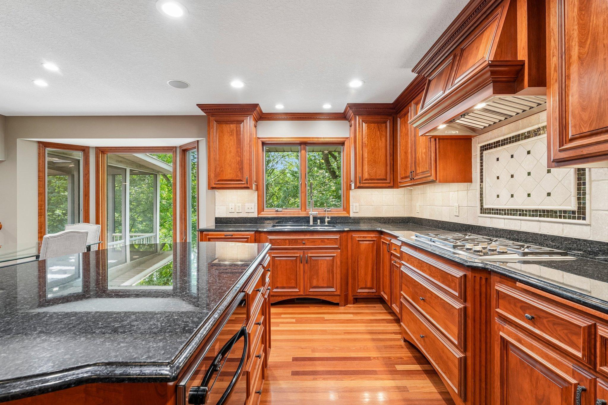 26-web-or-mls-102nd St-S1108-026.jpg