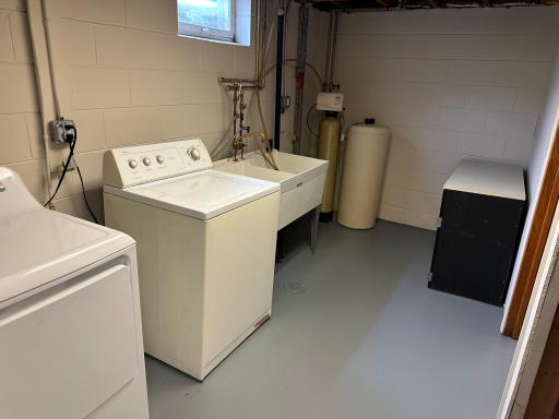 Nice big laundry area with a 2 sink wash tub.