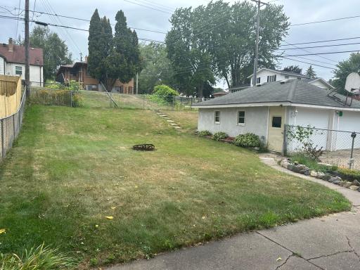 Good sized backyard with a fire-spit and plenty of room for the dogs.