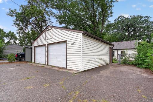 2.5 Car Garage