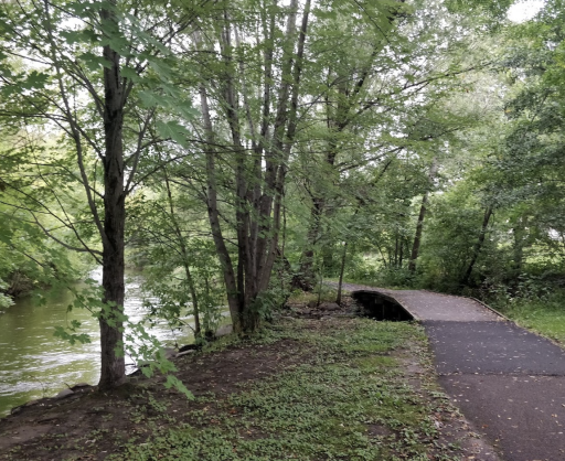 Minnehaha creek parkway trial near by