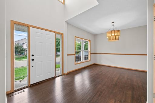 2 Story foyer w/coat closet nearby
