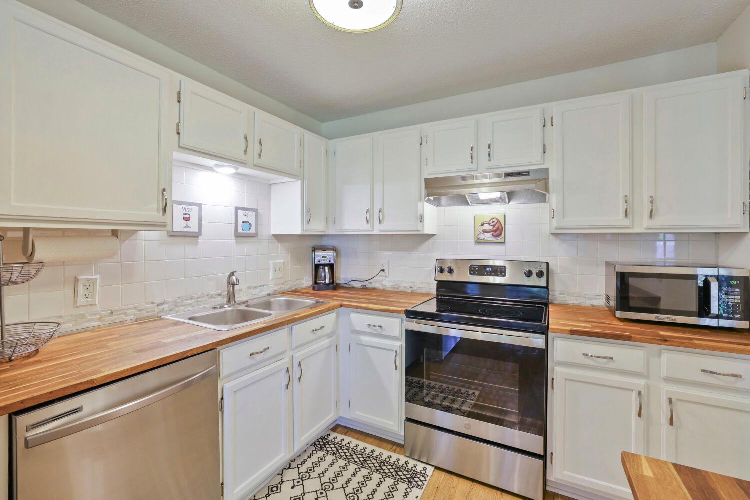7267 HuntKitchen - Plenty of counter space and cabinets