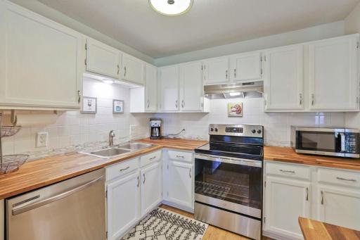 7267 HuntKitchen - Plenty of counter space and cabinets
