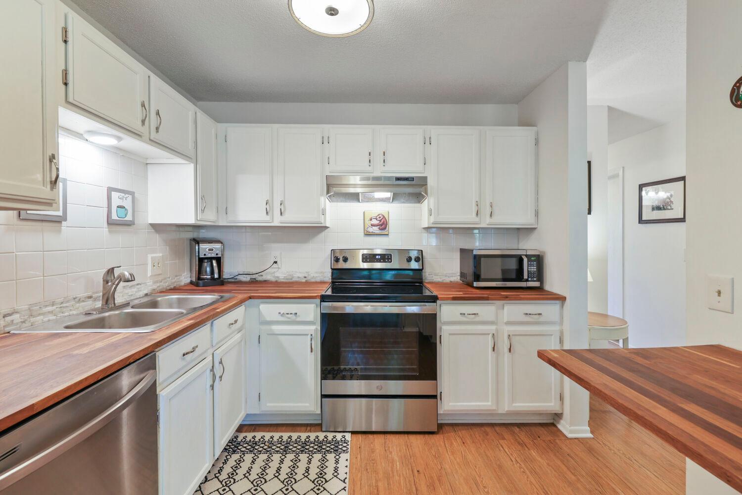 Kitchen w/newer appliances