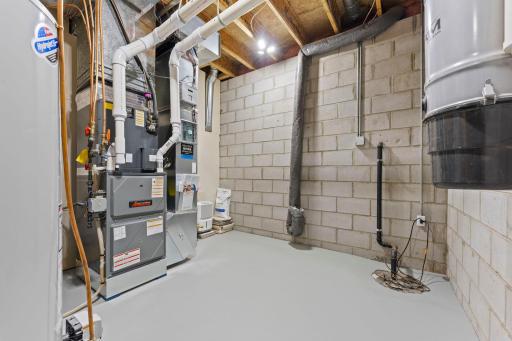 Updated mechanicals, dual zone forced air heath and AC, Kinnetico water system