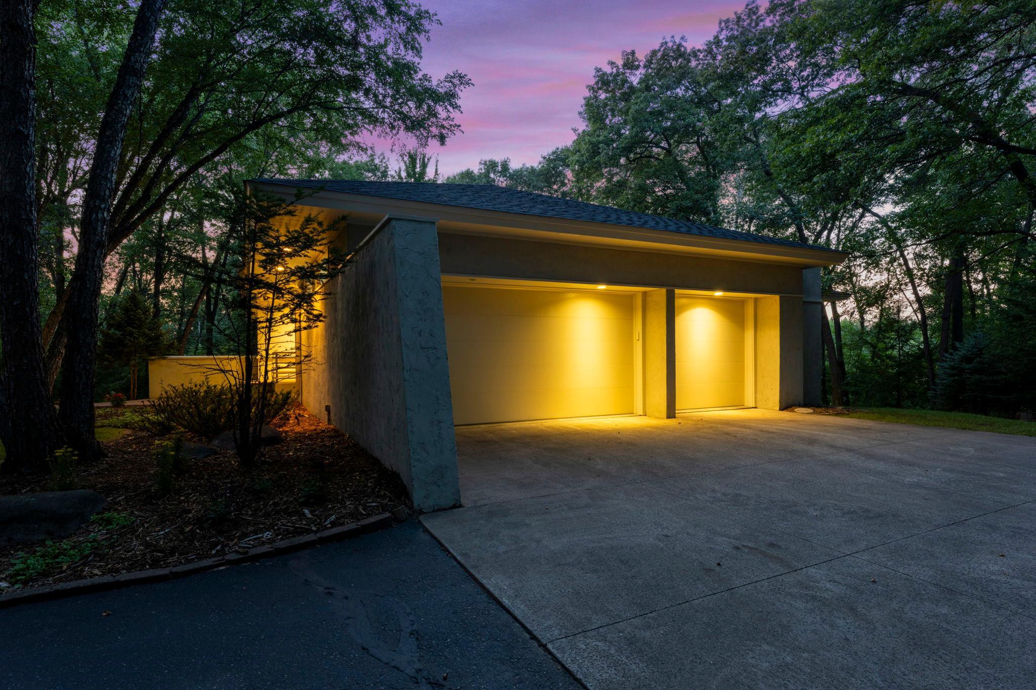 9-web-or-mls-11945 Isleton Ave N TWILIGHT-18.jpg