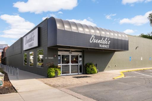 You'll love living close to the neighborhood’s fantastic local businesses, bakeries, coffee shops, and restaurants