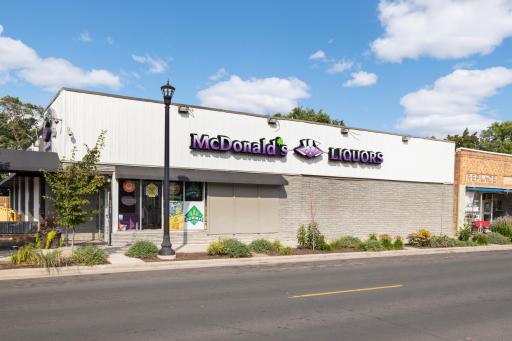 You'll love living close to the neighborhood’s fantastic local businesses, bakeries, coffee shops, and restaurants