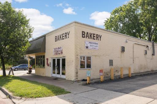 You'll love living close to the neighborhood’s fantastic local businesses, bakeries, coffee shops, and restaurants