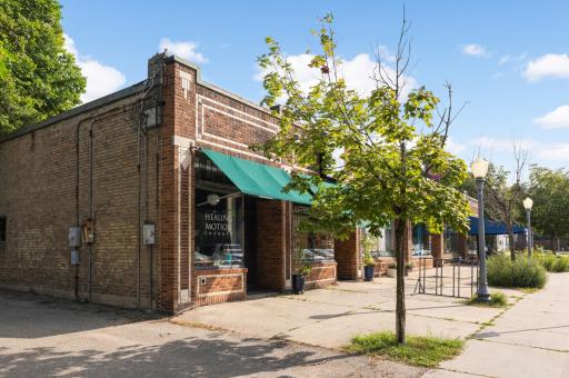 You'll love living close to the neighborhood’s fantastic local businesses, bakeries, coffee shops, and restaurants