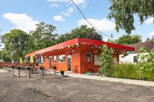 You'll love living close to the neighborhood’s fantastic local businesses, bakeries, coffee shops, and restaurants