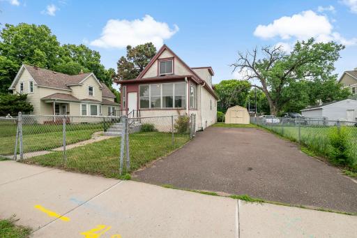2-web-or-mls-918 Edgerton St, Saint Paul, MN_0006.jpg