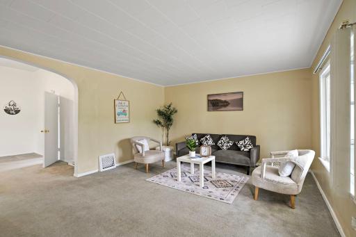 11-web-or-mls-918 Edgerton St, Saint Paul, MN_0014.jpg