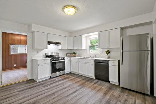 21-web-or-mls-918 Edgerton St, Saint Paul, MN_0024.jpg