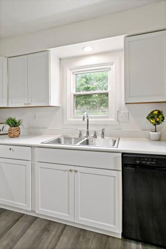 23-web-or-mls-918 Edgerton St, Saint Paul, MN_0026.jpg