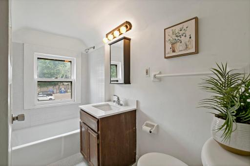 29-web-or-mls-918 Edgerton St, Saint Paul, MN_0032.jpg