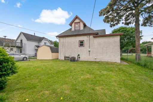 39-web-or-mls-918 Edgerton St, Saint Paul, MN_0010.jpg