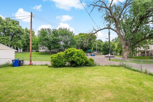 37-web-or-mls-918 Edgerton St, Saint Paul, MN_0008.jpg